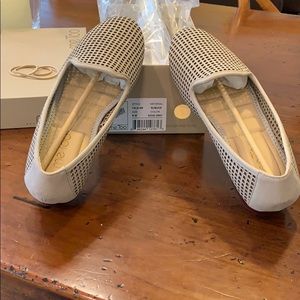NIB Me Too Yale-NR Flats size 9 Dove Grey